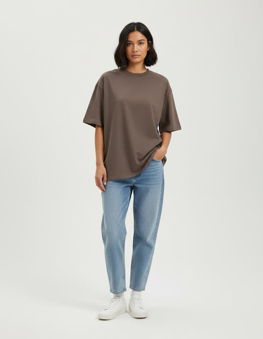 Le T-shirt unisexe surdimensionné à col montant