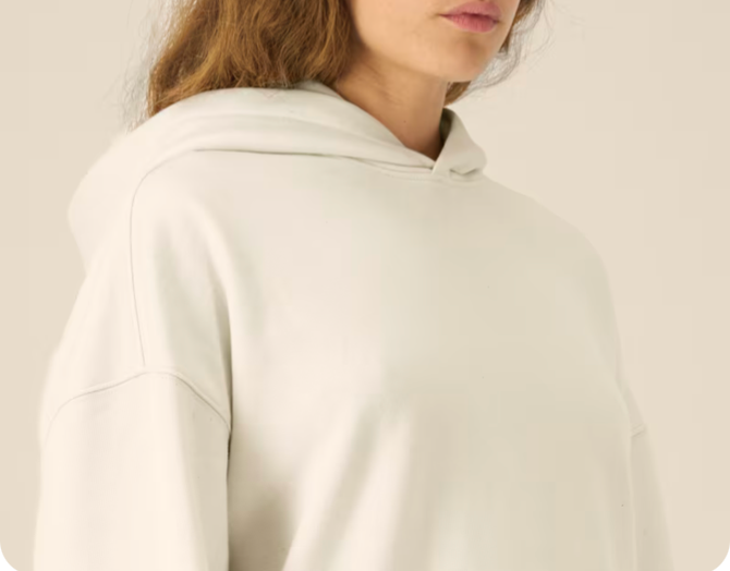 Le sweat à capuche unisexe coupe Boxy en coton recyclé