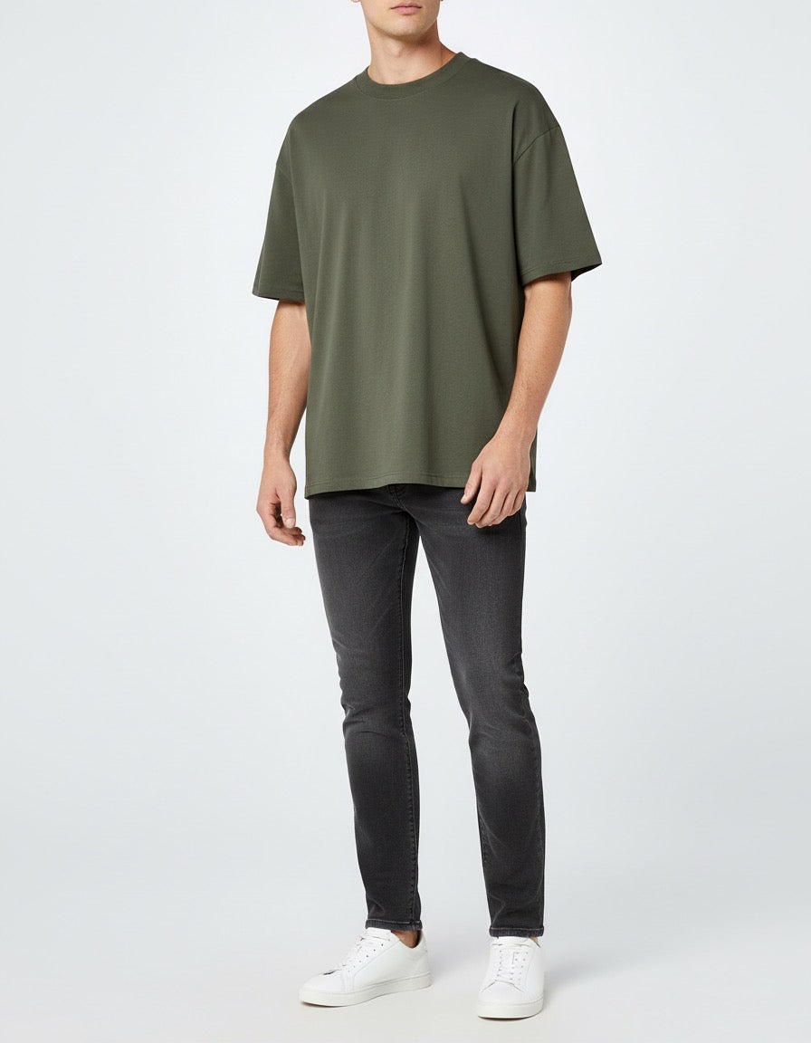 Le T-shirt unisexe surdimensionné à col montant